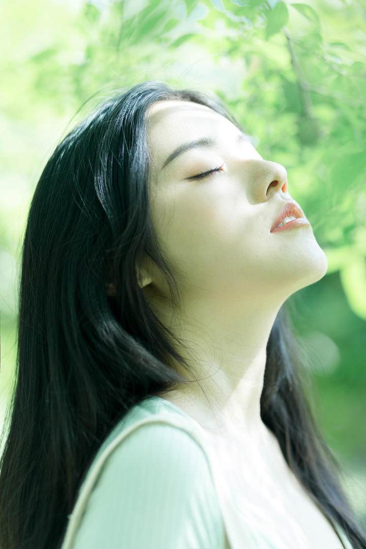 素颜美女冥想图片