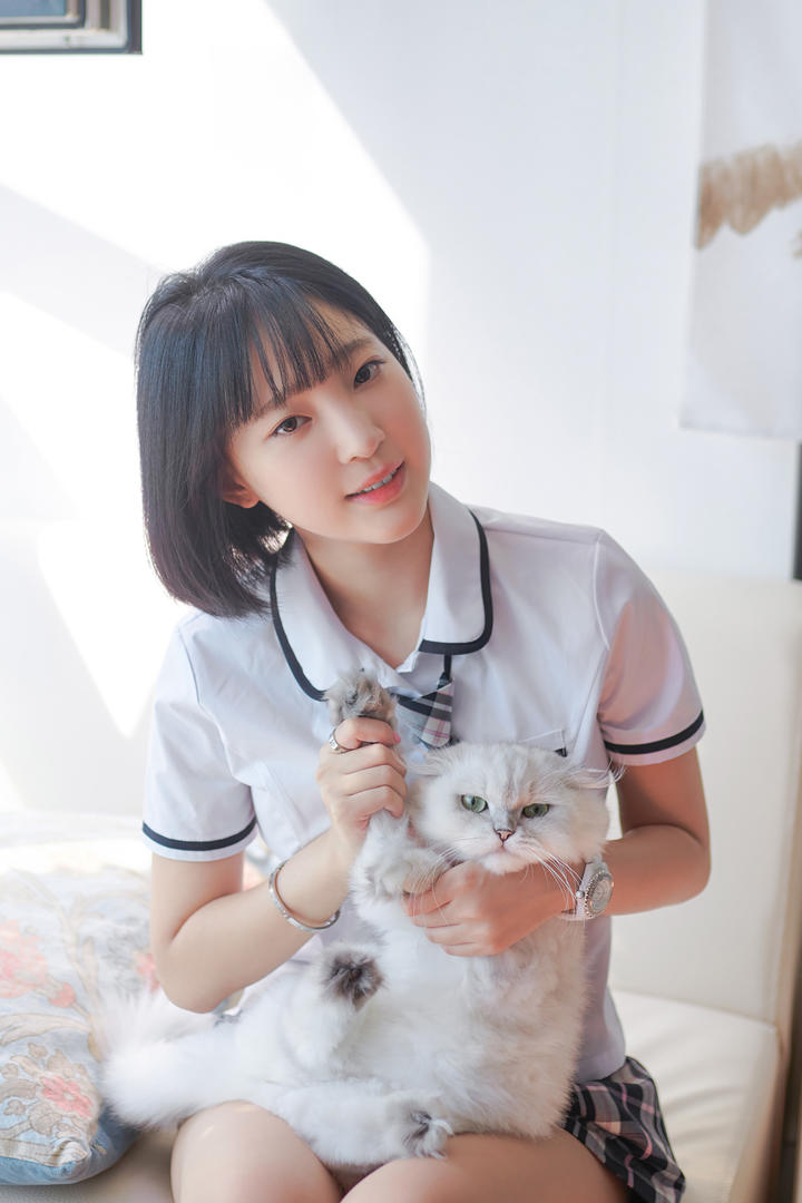 ​​日系短发甜妹×萌猫特辑：JK制服短裙的治愈系互动姿势全记录​