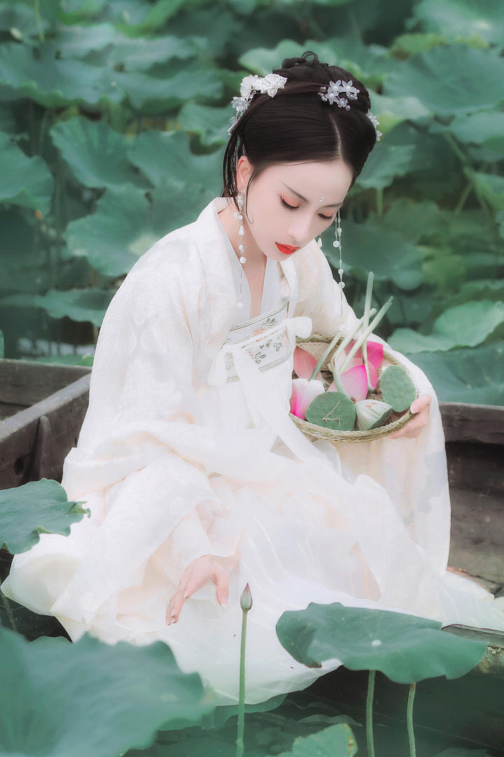 采莲蓬的漂亮古装美女人像摄影图片