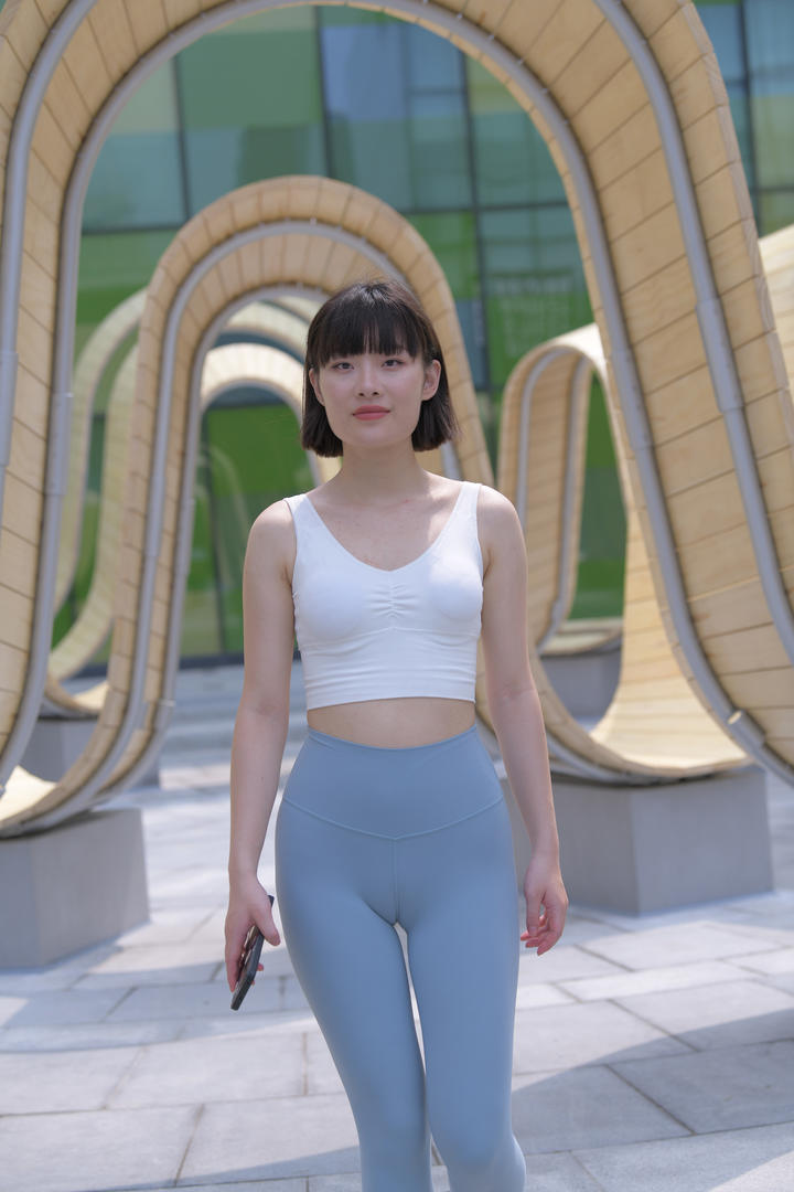短发紧身裤美女大胆街拍图片