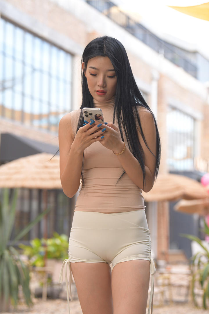 玩手机的中国紧身短裤美女街拍大全