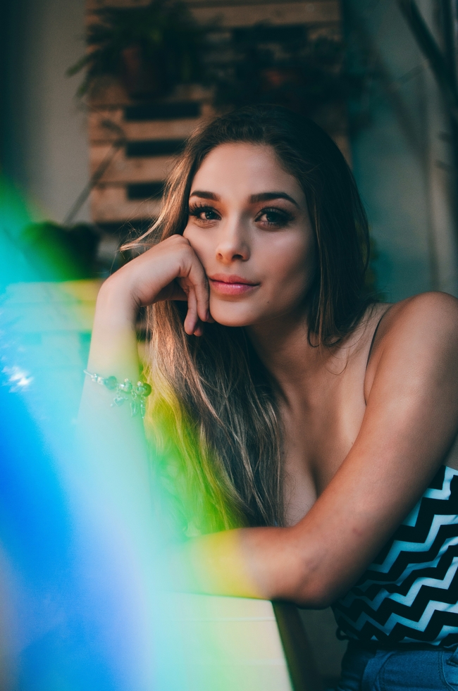 手托着下巴的欧美性感美女图片