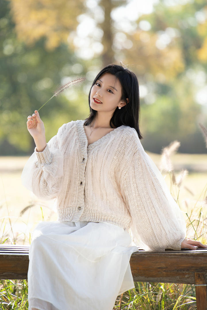 国产清纯白色毛衣美女高清写真图片