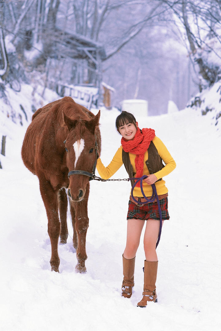雪地里牵着马的日本天然素人美女图片