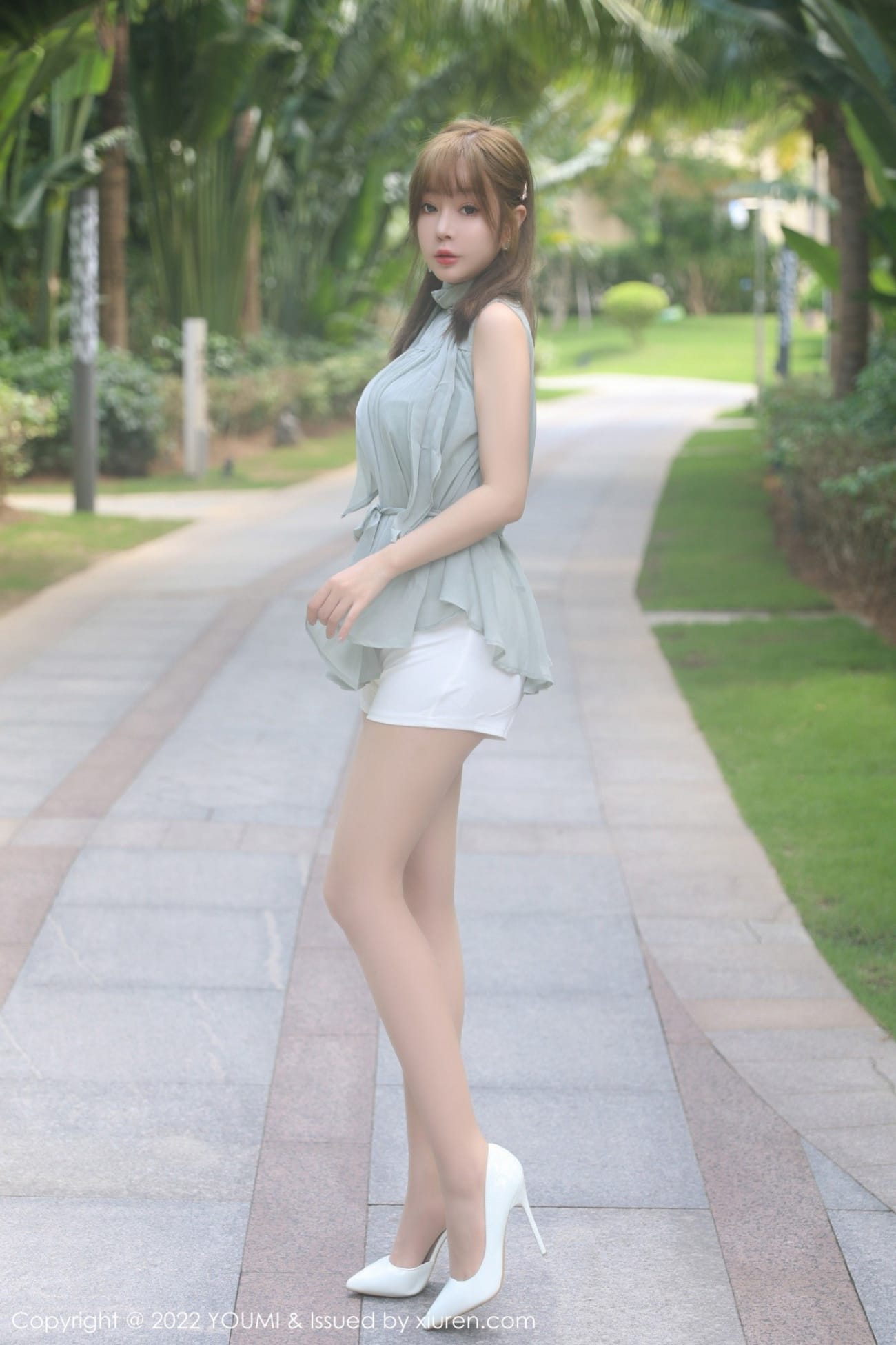 尤蜜荟美女模特王雨纯灰色上衣搭配白色短款海南万宁旅拍