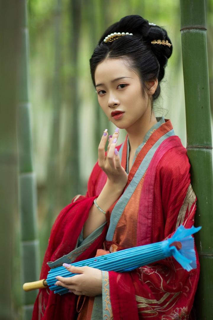 抱着油纸伞的高清古装美女艺术写真图片