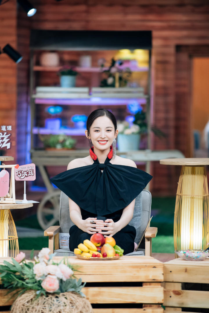 笑容甜美的新疆美女明星古力娜扎图片