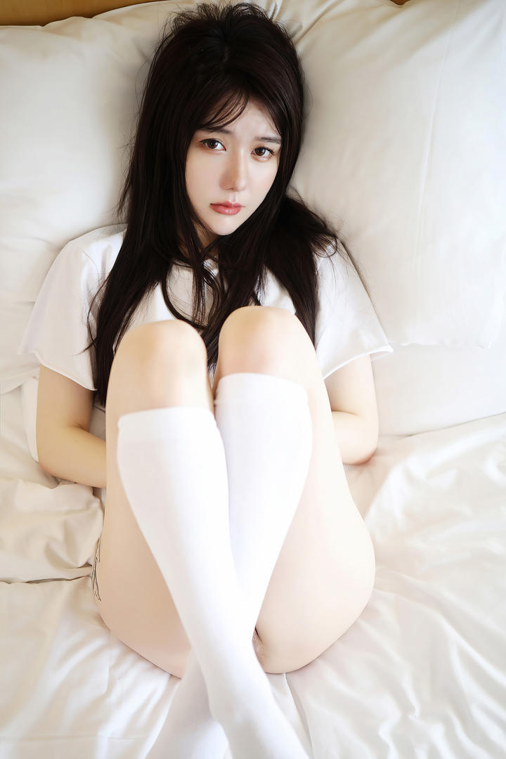 超可爱白丝袜美女学生薛琪琪大胆国产自拍写真图片