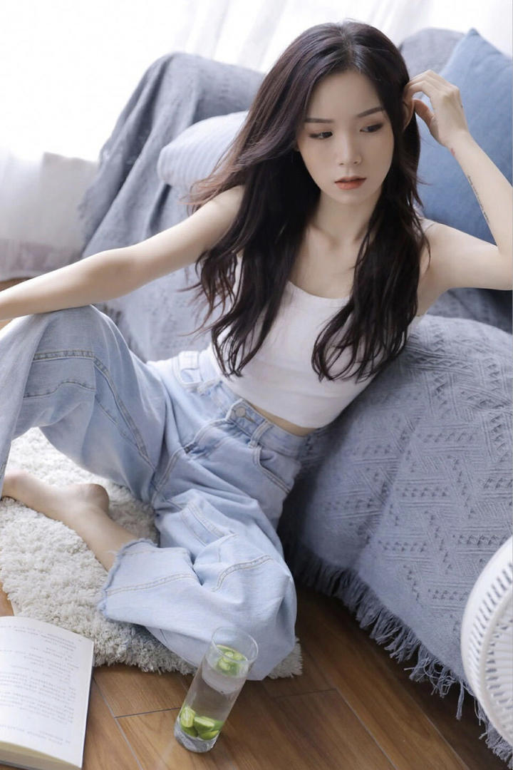 白嫩清纯女生休闲时光写真图片