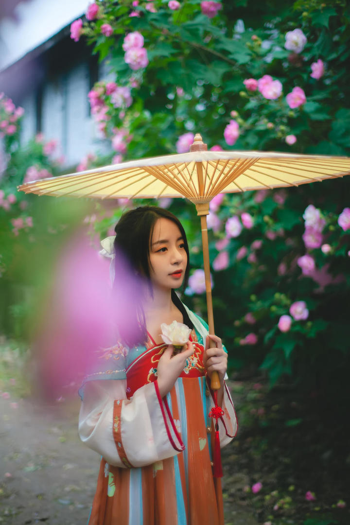 花丛里的唯美汉服美女艺术写真图片