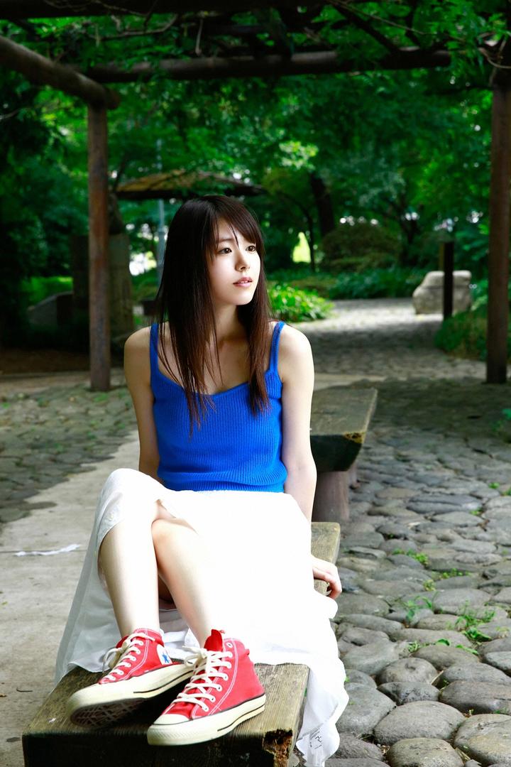 坐在椅子上的清纯长裙美女