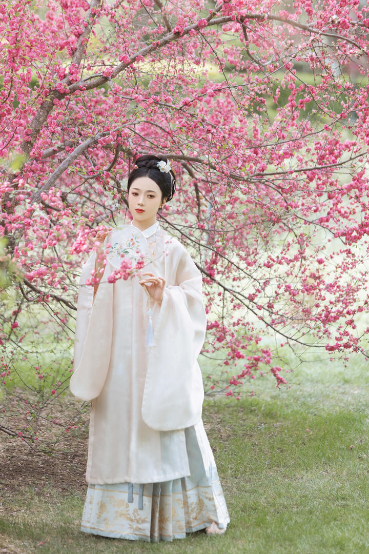桃花园中的白衣古装美女唯美古风壁纸图片