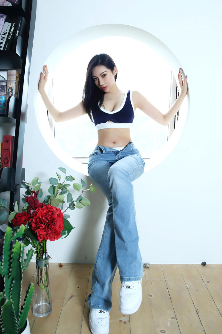 高清穿牛仔裤清纯美女推女郎图片