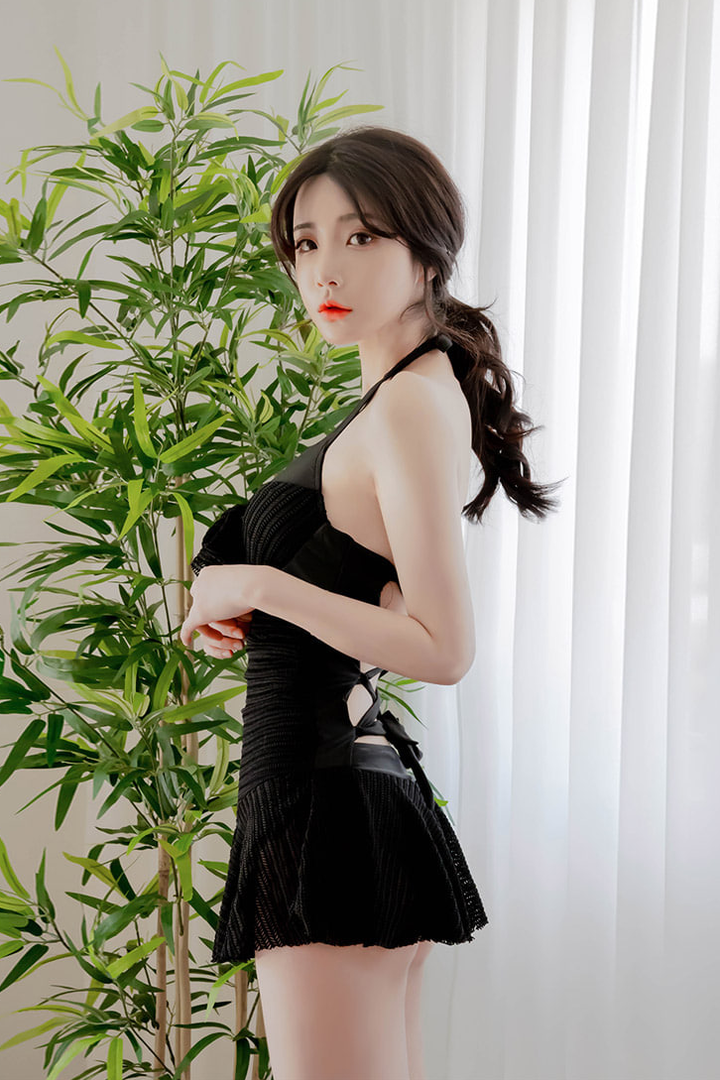 穿着性感黑色超短裙的韩国大胸美女柳京