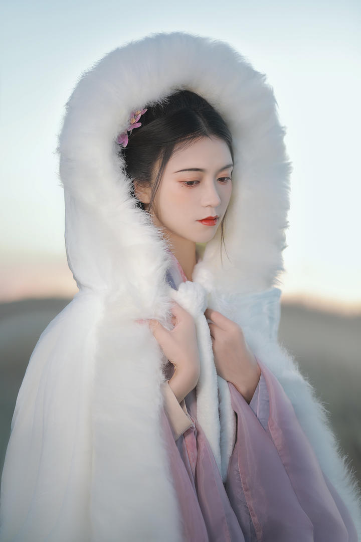 穿着冬装的古风气质美女艺术照摄影图片