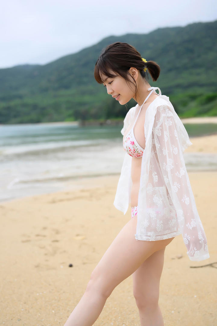 日本清纯AV女优天宮花南沙滩上漫步图片