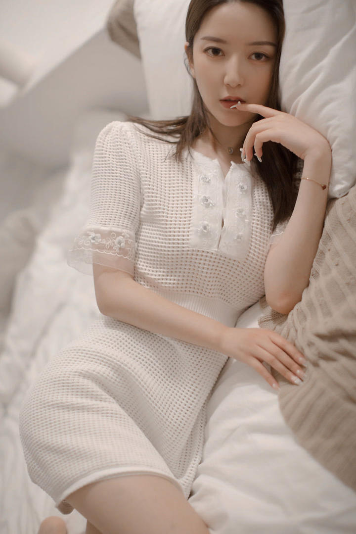 国内清纯美女侧躺迷人写真图片