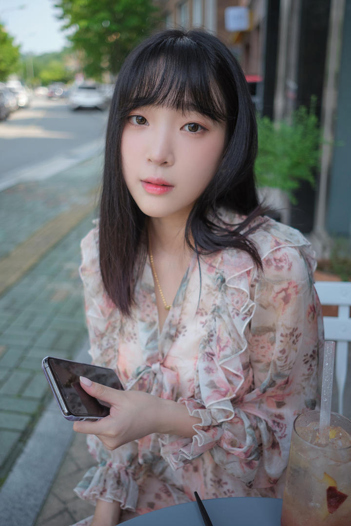 玩手机的大胸女友姜仁卿约会私拍图片