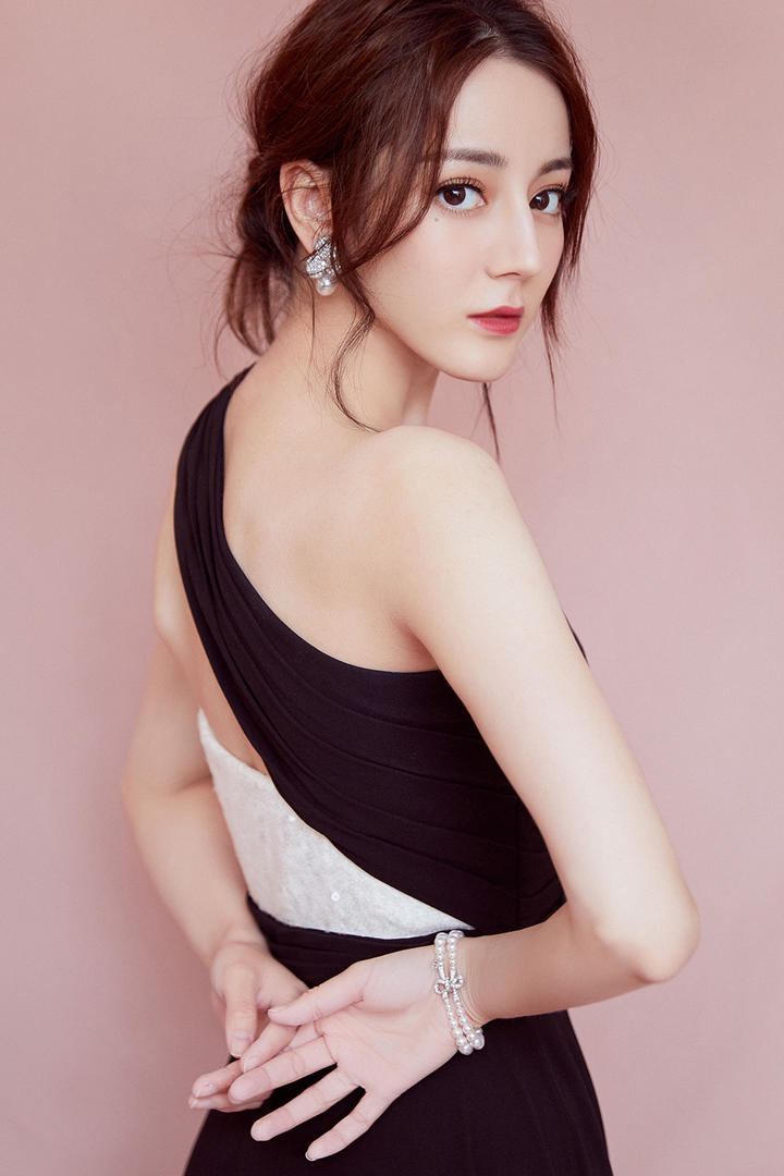 高清美女明星迪丽热巴图片