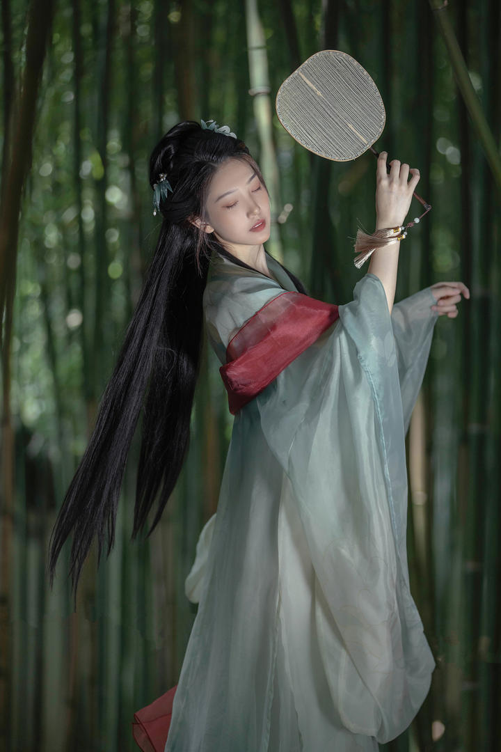 国潮来袭竹林里跳舞的古装美女高清图片