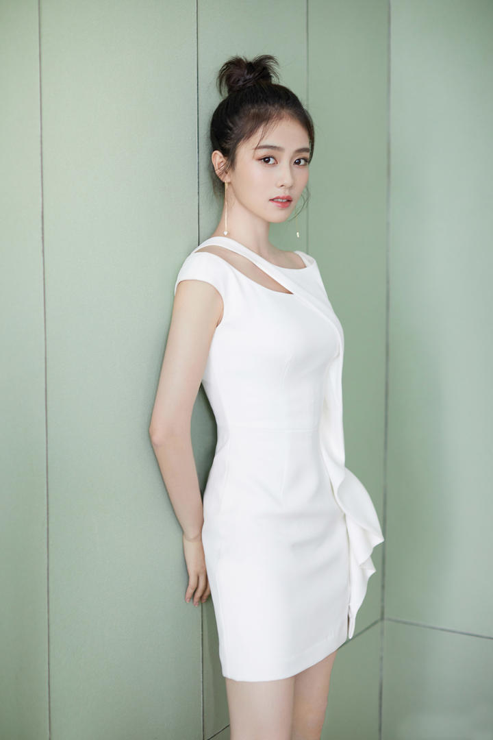 穿白色连衣裙的中国女明星白鹿人像摄影壁纸图片
