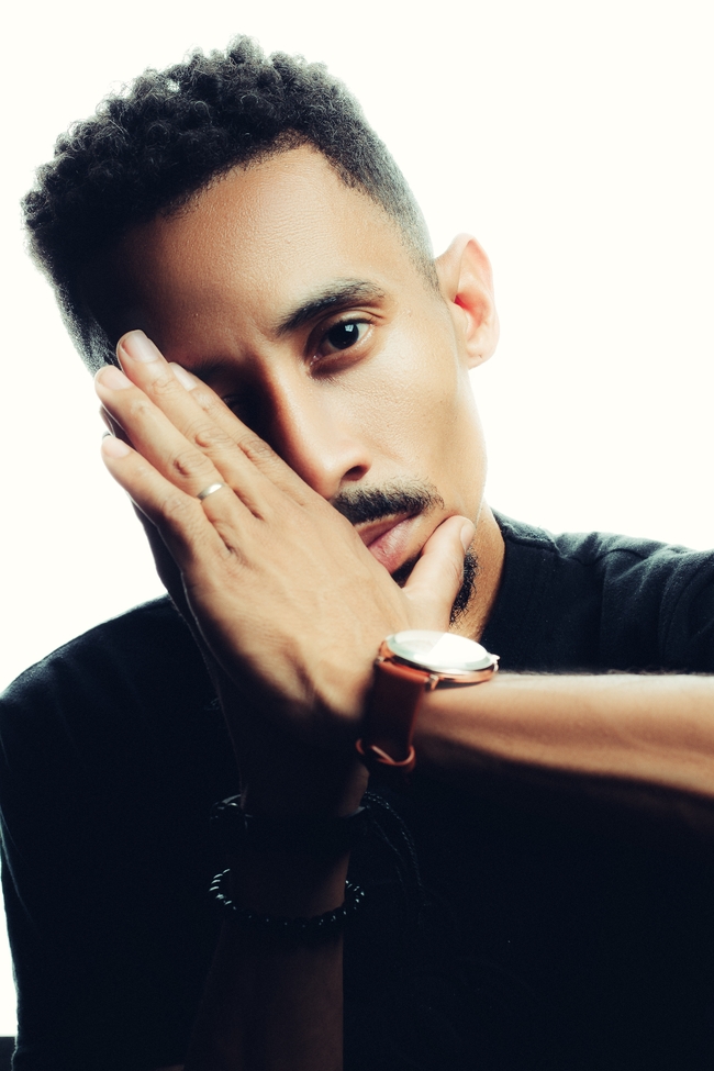 欧美戴手表帅哥写真图片