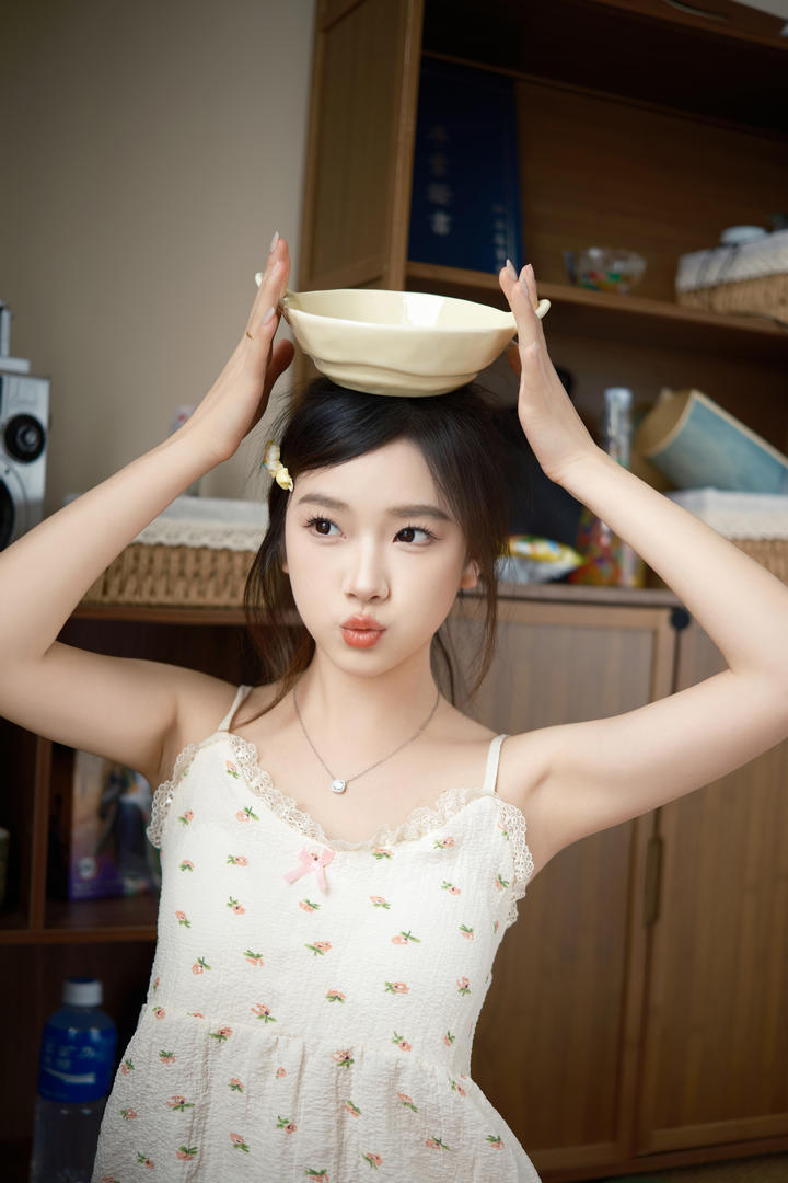 可爱俏皮女生居家生活照写真图片