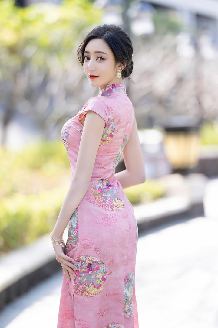 凹凸有致的漂亮旗袍美女王馨瑶街拍写真图片