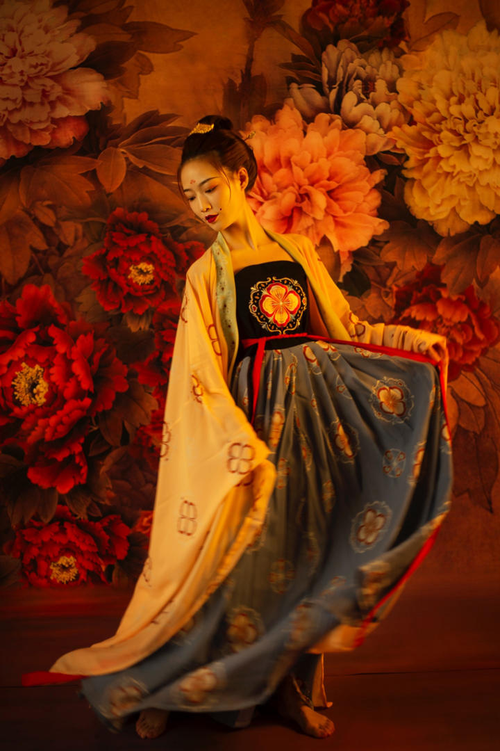穿着唐装的古装美女跳舞艺术写真图片