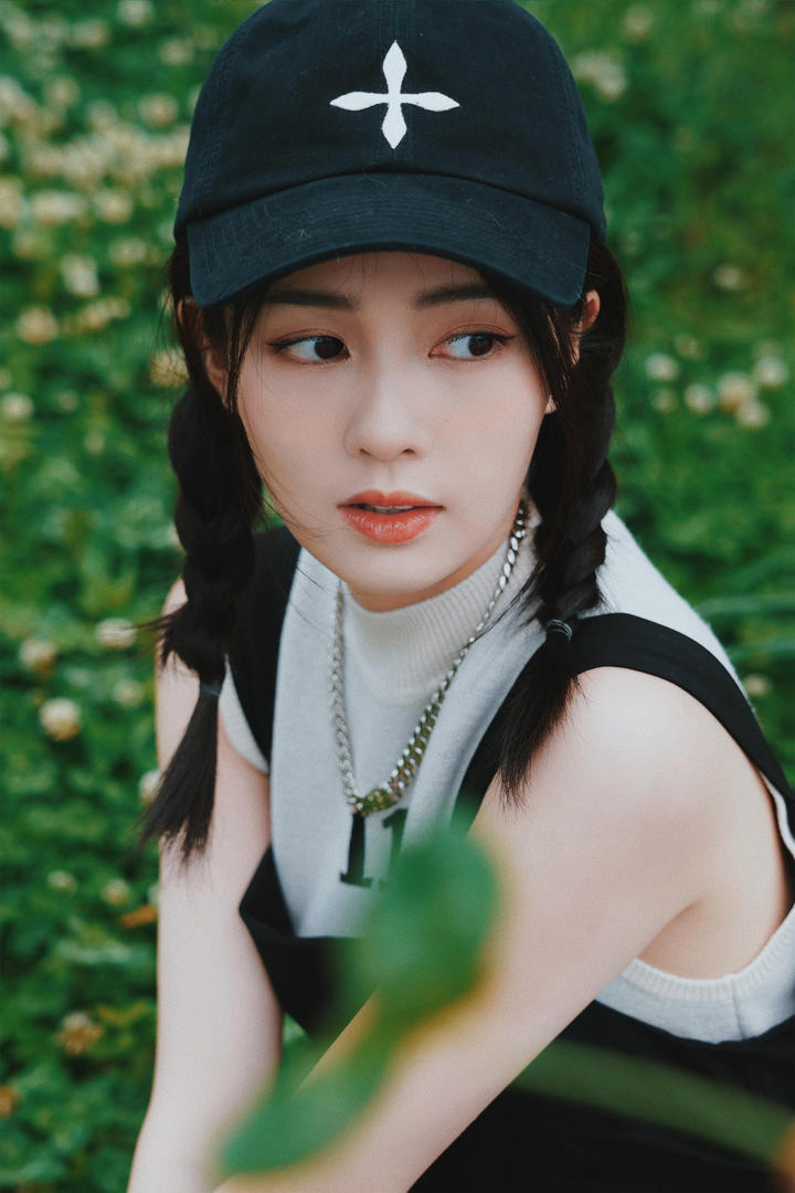 戴着鸭舌帽的中国美女明星白鹿高清壁纸图片