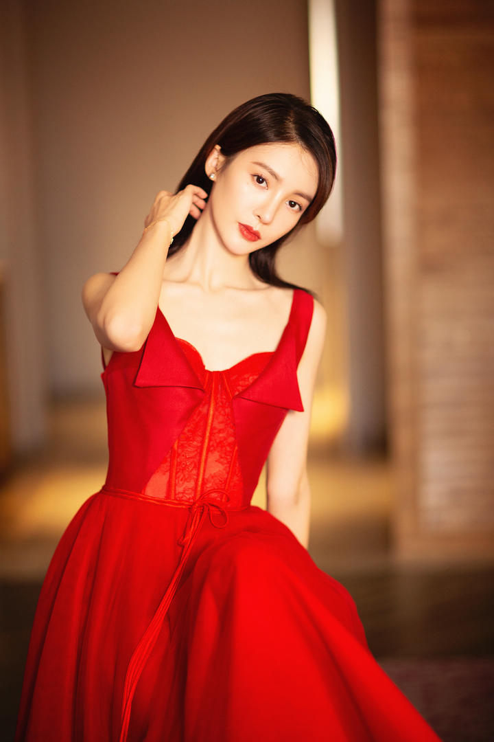 穿红色礼服的内地美女明星金晨唯美写真图片