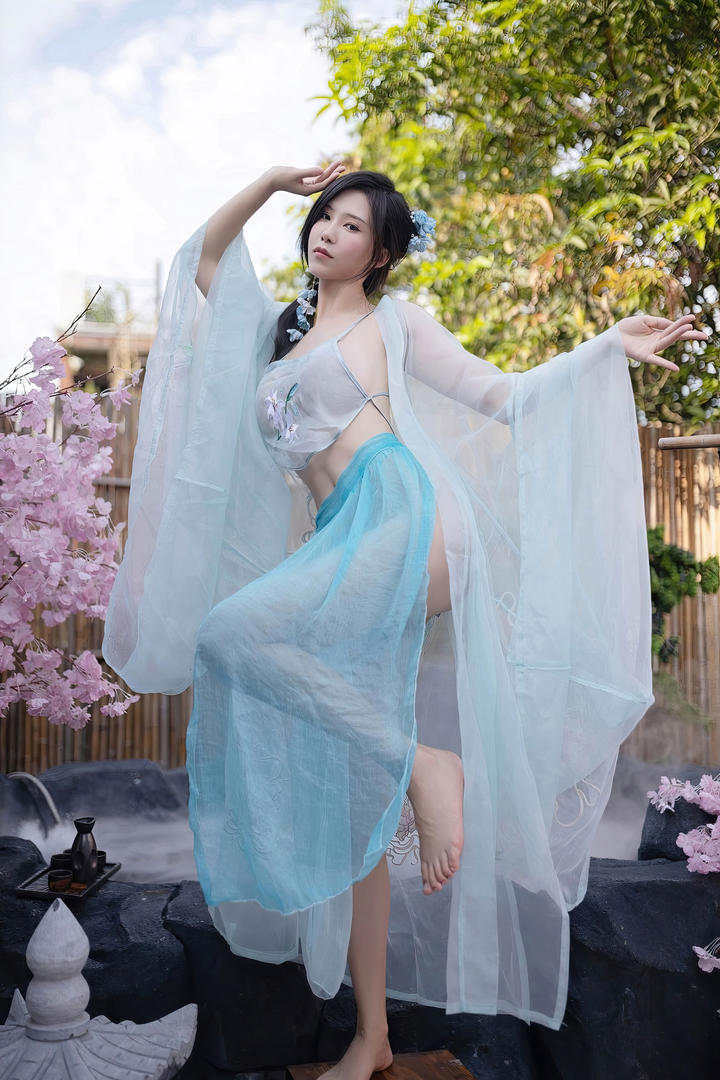 翩翩起舞的古装性感美女利世人体艺术写真图片