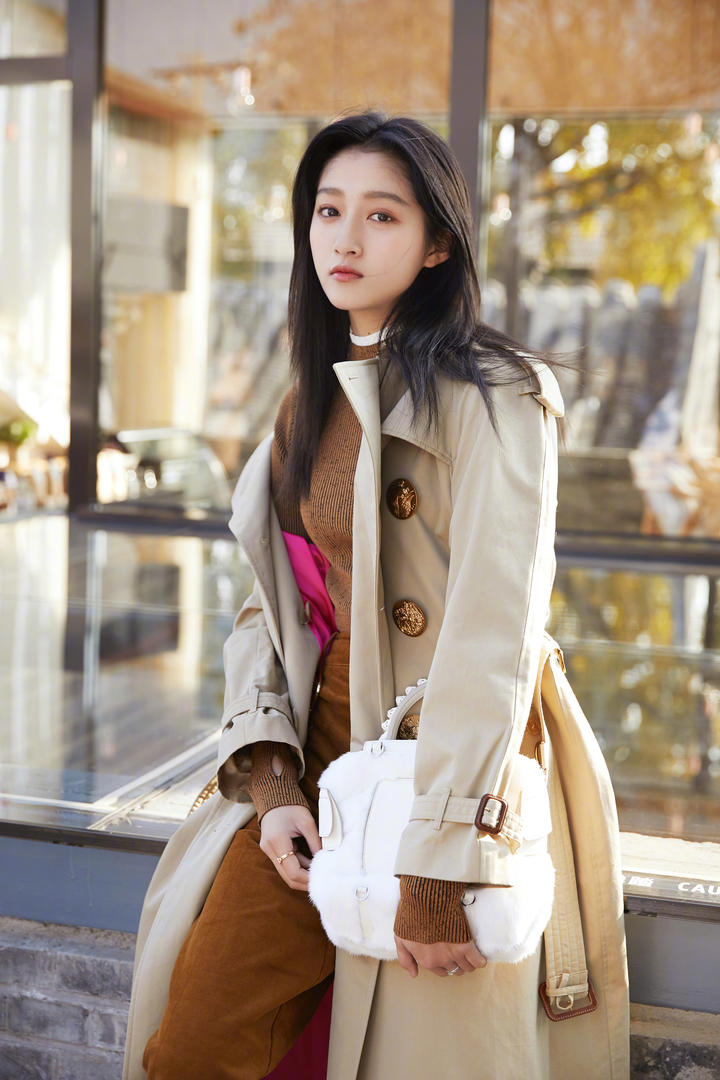 漂亮时尚美女明星关晓彤街拍写真图片