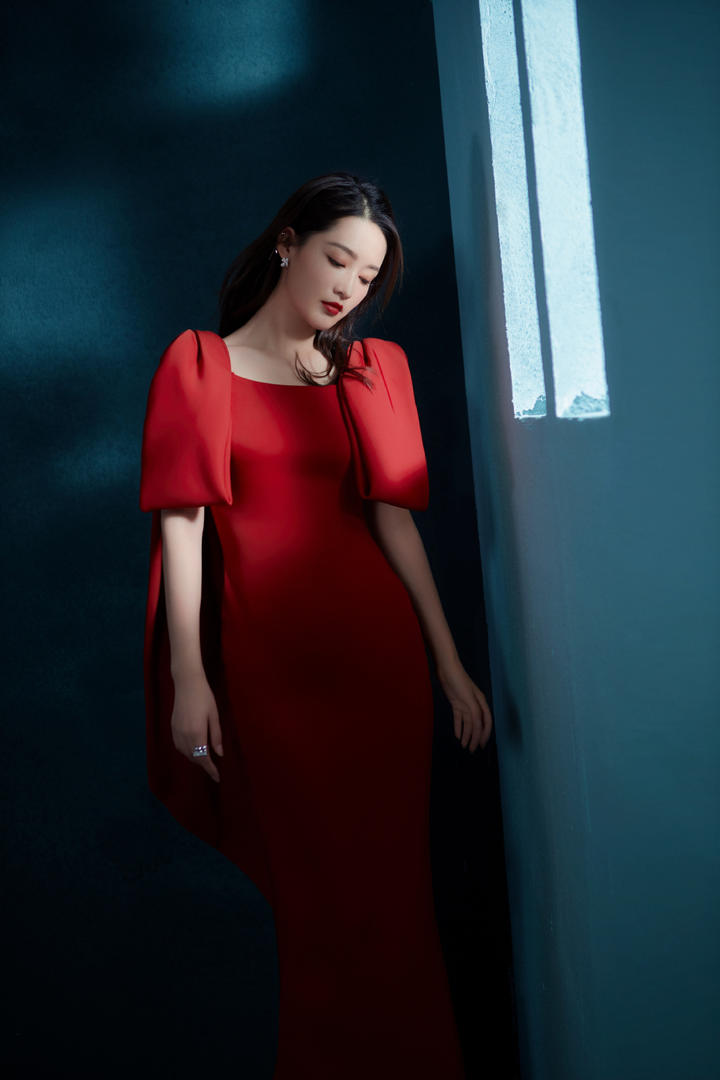李沁红色长裙性感图片写真