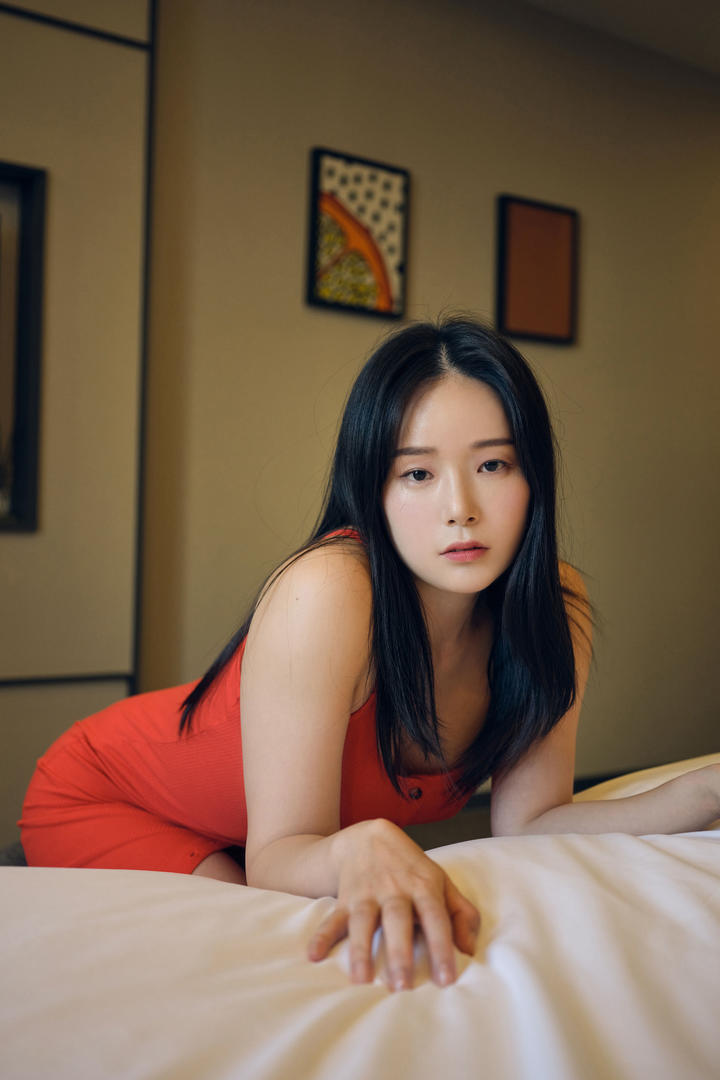 趴在床上的韩国美女国产成人A亚洲精品无码青草高清套图