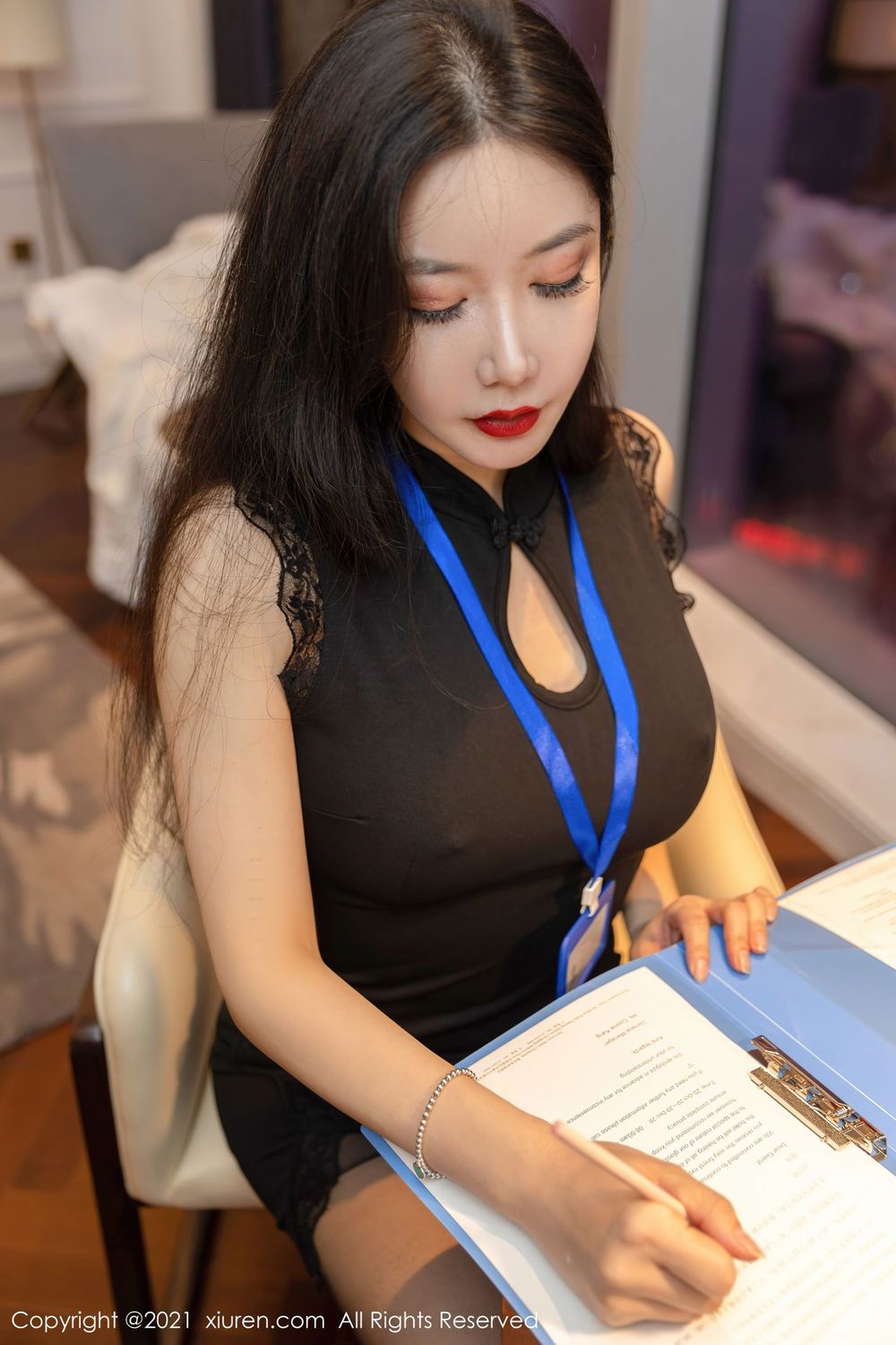 秀人网性感女神李妍曦黑丝美腿得力秘书熟女御姐系列写真