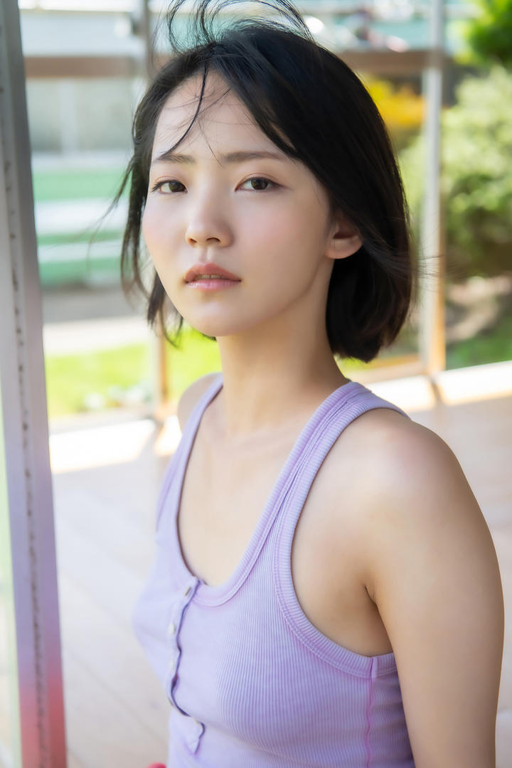 日韩年轻漂亮短发美女高清壁纸图片