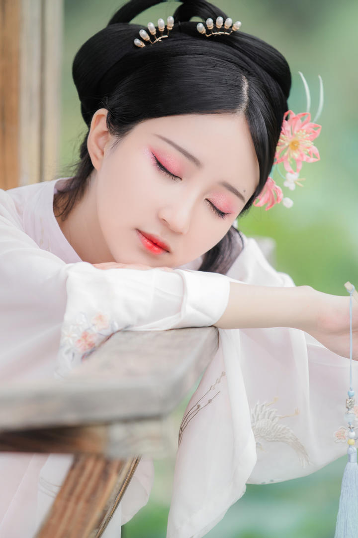 面若桃花的古风汉服小姐姐美女艺术照图片