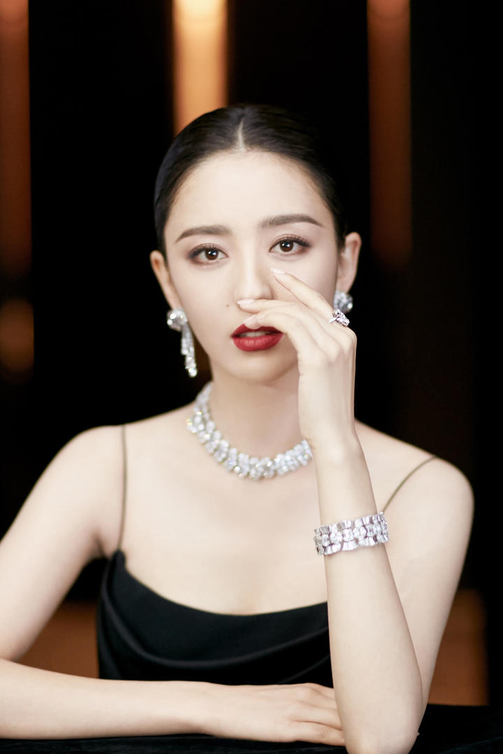穿着黑色性感吊带礼服的美女佟丽娅明星图片大全