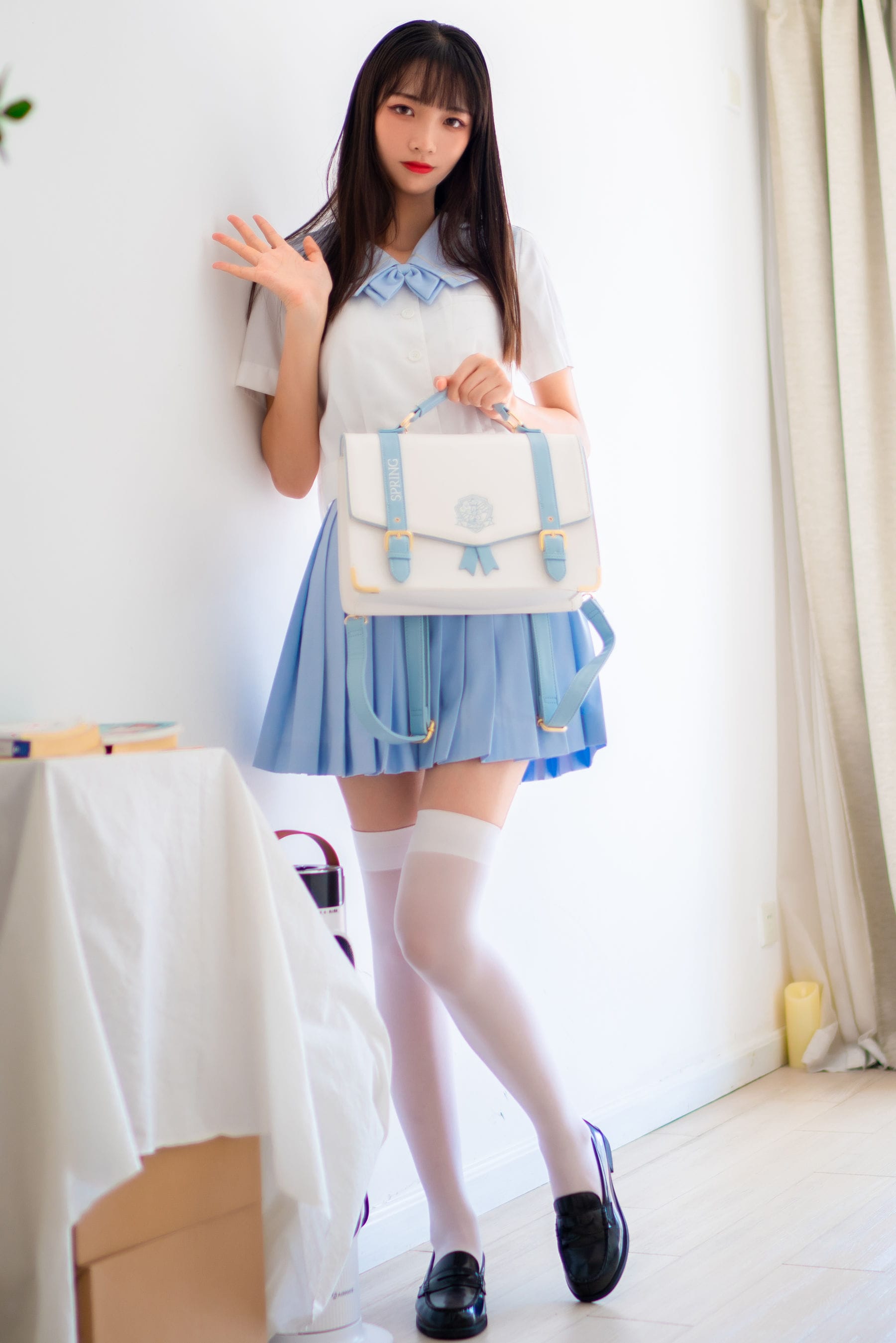 邻家妹子西呱呀呀呀JK学生制服搭配白色丝袜居家系列写真