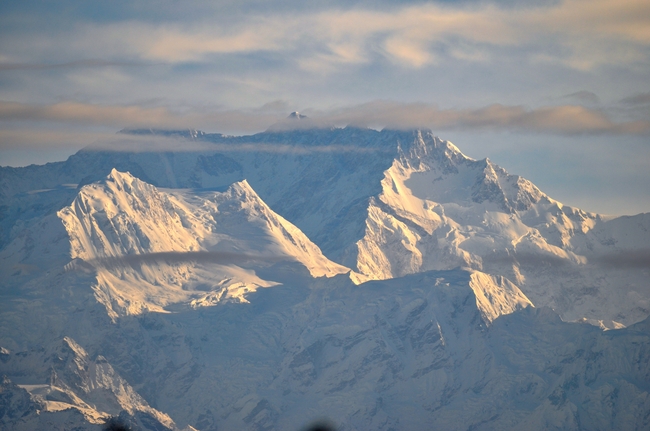 冬季连绵雪域高山风光摄影图片
