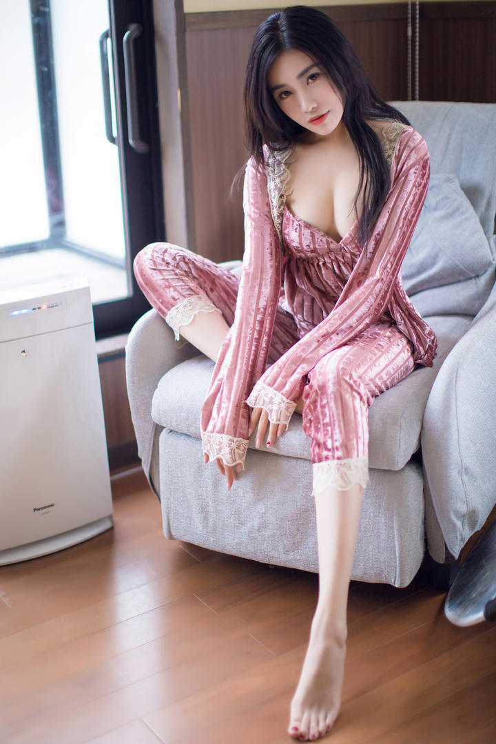 坐在沙发上的性感睡衣大胆美女人体艺术写真
