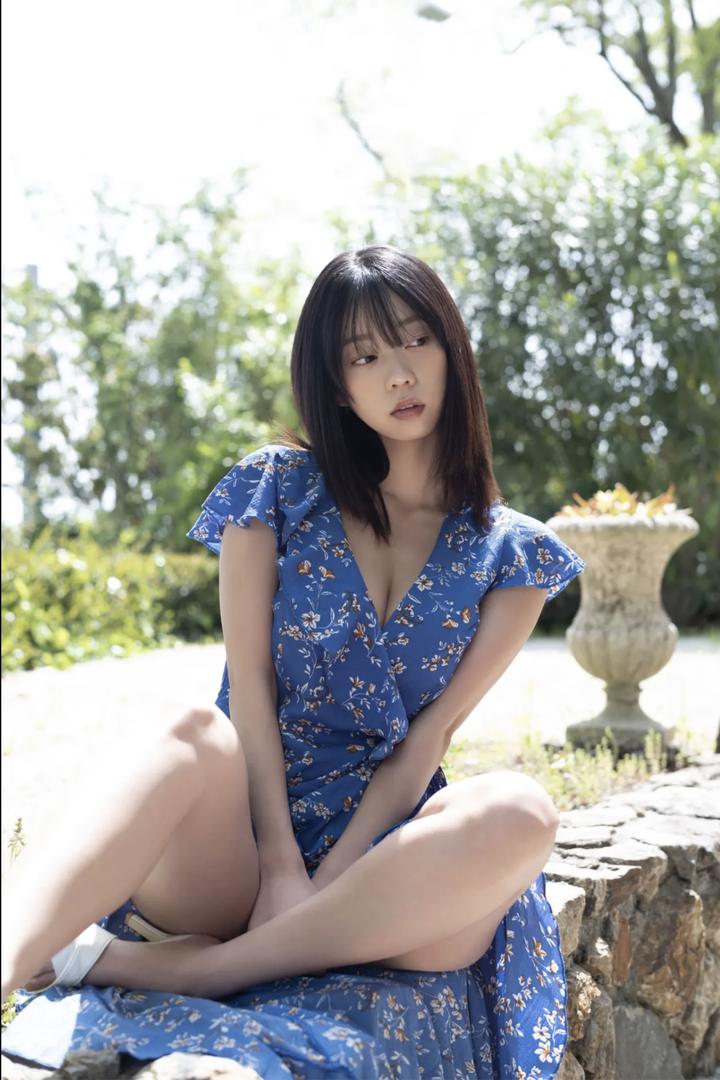 日本蓝色长裙美女户外摄影写真图片
