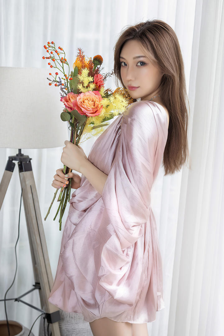 捧着鲜花的睡裙美女小狐狸亚洲成人美女图片