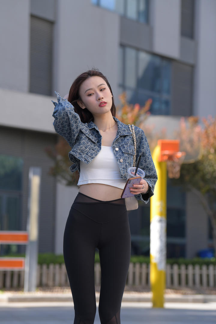 时尚靓丽的紧身瑜伽裤美女亚洲成熟女街拍图片