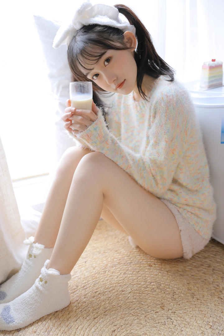 日本清纯可爱萝莉喝牛奶图片