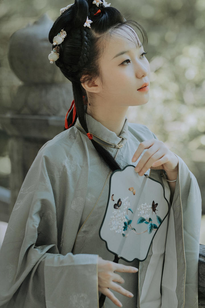 恬静温柔的唯美古装美女凡鹿古风人像摄影图片