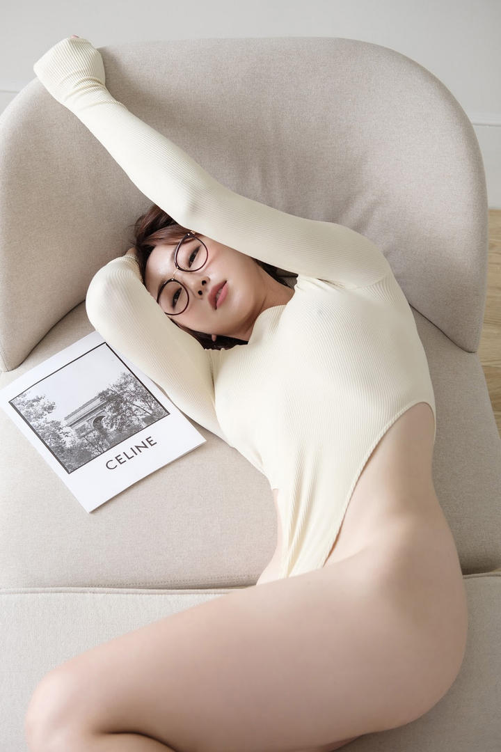 亚洲性感体操服眼镜妹高清人体艺术图片