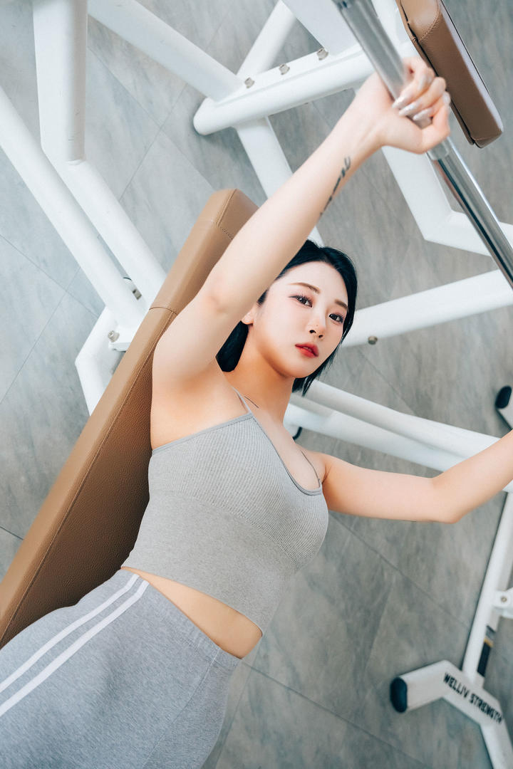 健身房里的性感紧身裤美女写真图片