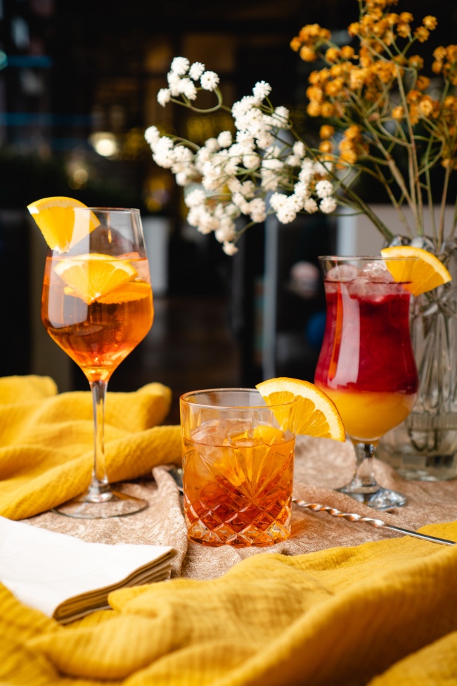 餐桌插花酒水图片